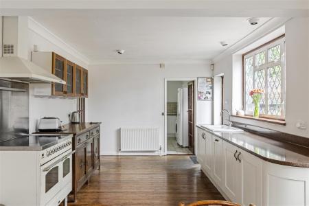 5 bedroom Detached house for sale in Hextalls Lane, Bletchingley, Redhill