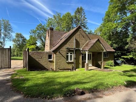 5 bedroom Detached house for sale in Hextalls Lane, Bletchingley, Redhill