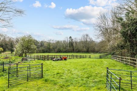 5 bedroom Detached house for sale in Hextalls Lane, Bletchingley, Redhill