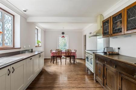 5 bedroom Detached house for sale in Hextalls Lane, Bletchingley, Redhill