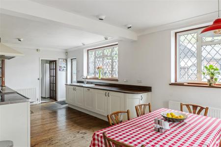5 bedroom Detached house for sale in Hextalls Lane, Bletchingley, Redhill