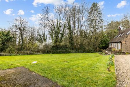 5 bedroom Detached house for sale in Hextalls Lane, Bletchingley, Redhill