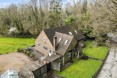 5 bedroom Detached house for sale in Hextalls Lane, Bletchingley, Redhill