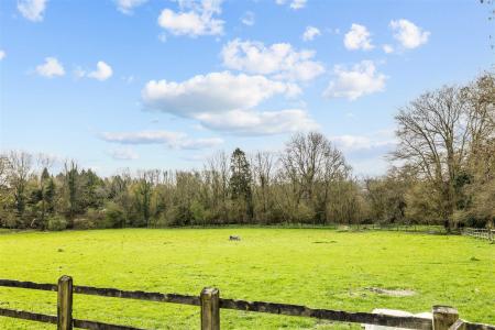 5 bedroom Detached house for sale in Hextalls Lane, Bletchingley, Redhill