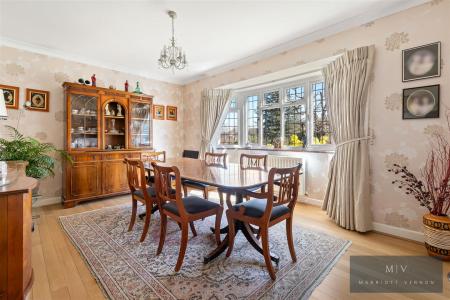 5 bedroom Detached house for sale in Winchelsey Rise, South Croydon
