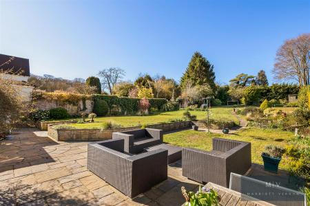 5 bedroom Detached house for sale in Winchelsey Rise, South Croydon