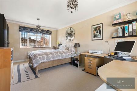 5 bedroom Detached house for sale in Winchelsey Rise, South Croydon