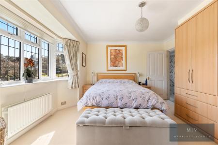 5 bedroom Detached house for sale in Winchelsey Rise, South Croydon