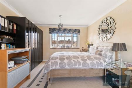 5 bedroom Detached house for sale in Winchelsey Rise, South Croydon