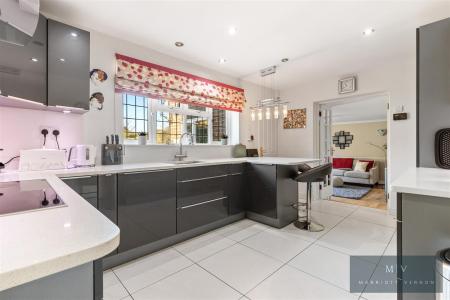 5 bedroom Detached house for sale in Winchelsey Rise, South Croydon