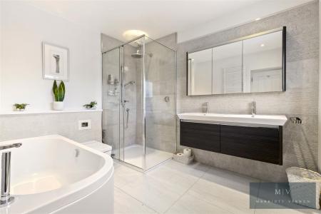 5 bedroom Detached house for sale in Winchelsey Rise, South Croydon