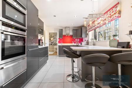 5 bedroom Detached house for sale in Winchelsey Rise, South Croydon