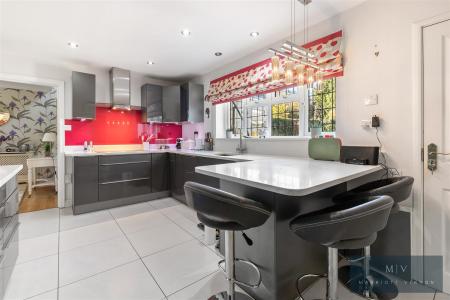5 bedroom Detached house for sale in Winchelsey Rise, South Croydon