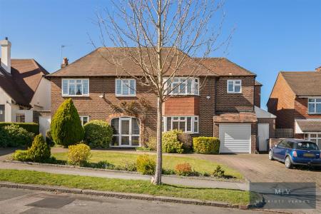 5 bedroom Detached house for sale in Winchelsey Rise, South Croydon