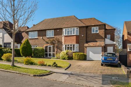 5 bedroom Detached house for sale in Winchelsey Rise, South Croydon