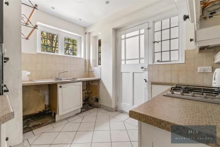 5 bedroom Detached house for sale in Witherby Close, Croydon