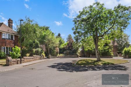 5 bedroom Detached house for sale in Witherby Close, Croydon
