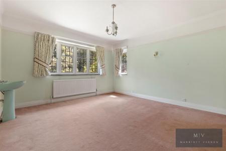 5 bedroom Detached house for sale in Witherby Close, Croydon
