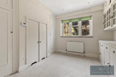 5 bedroom Detached house for sale in Witherby Close, Croydon