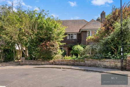 5 bedroom Detached house for sale in Witherby Close, Croydon