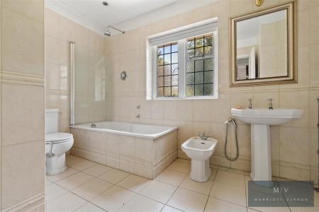 5 bedroom Detached house for sale in Witherby Close, Croydon