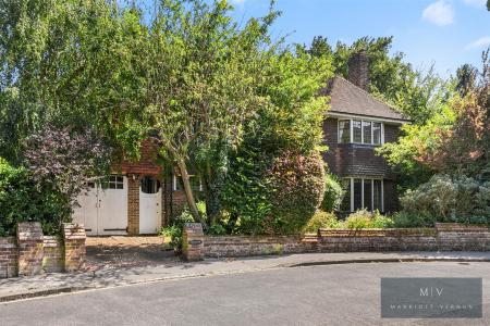 5 bedroom Detached house for sale in Witherby Close, Croydon