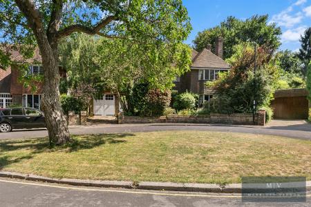 5 bedroom Detached house for sale in Witherby Close, Croydon