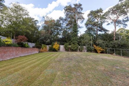 5 bedroom Detached house for sale in Pine Coombe, Croydon