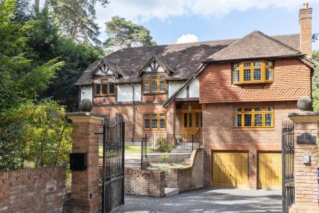 5 bedroom Detached house for sale in Pine Coombe, Croydon