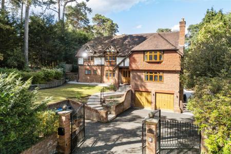 5 bedroom Detached house for sale in Pine Coombe, Croydon