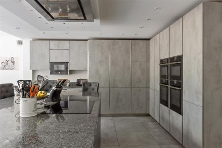 5 bedroom Detached house for sale in Pine Coombe, Croydon