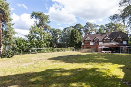 5 bedroom Detached house for sale in Pine Coombe, Croydon