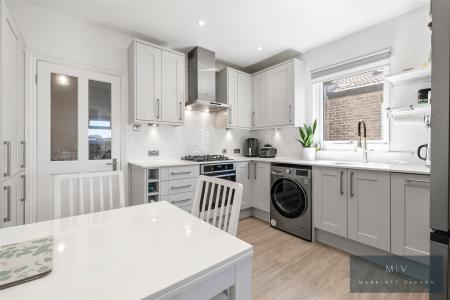 2 bedroom Flat to let in Davidson Road, Croydon