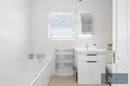 2 bedroom Flat to let in Davidson Road, Croydon