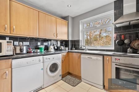 2 bedroom Flat to let in Addiscombe Road, Croydon