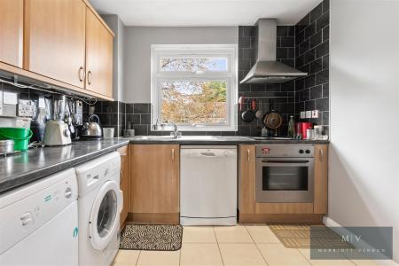 2 bedroom Flat to let in Addiscombe Road, Croydon