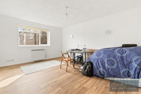 2 bedroom Flat to let in Addiscombe Road, Croydon