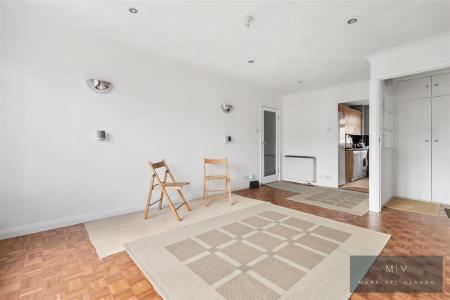 2 bedroom Flat to let in Addiscombe Road, Croydon
