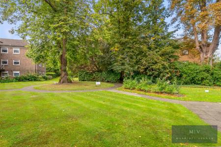2 bedroom Flat to let in Addiscombe Road, Croydon