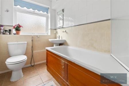 2 bedroom Flat to let in Addiscombe Road, Croydon