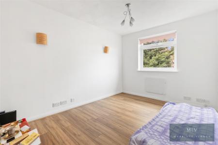 2 bedroom Flat to let in Addiscombe Road, Croydon