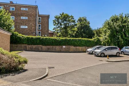 2 bedroom Flat to let in Normanton Road, South Croydon