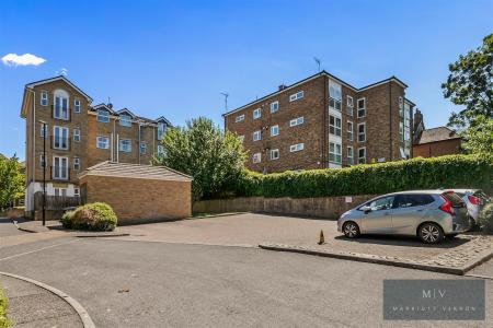 2 bedroom Flat to let in Normanton Road, South Croydon