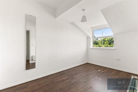 2 bedroom Flat to let in Normanton Road, South Croydon