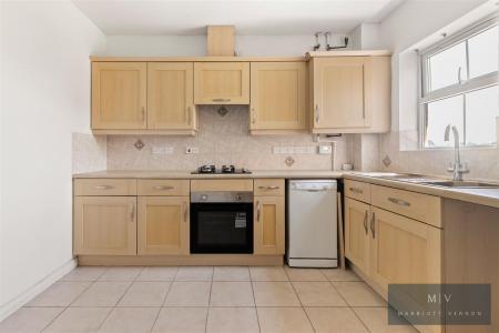 2 bedroom Flat to let in Normanton Road, South Croydon