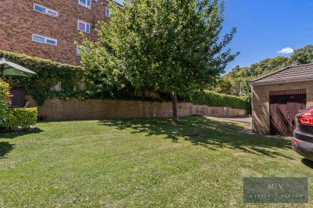 2 bedroom Flat to let in Normanton Road, South Croydon