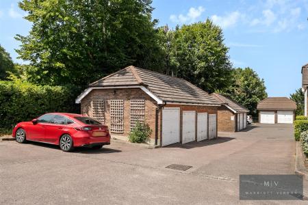 2 bedroom Flat to let in Addington Road, South Croydon