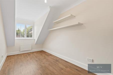 2 bedroom Flat to let in Addington Road, South Croydon