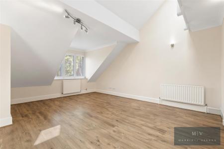 2 bedroom Flat to let in Addington Road, South Croydon
