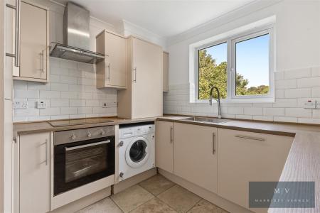 2 bedroom Flat to let in Addington Road, South Croydon